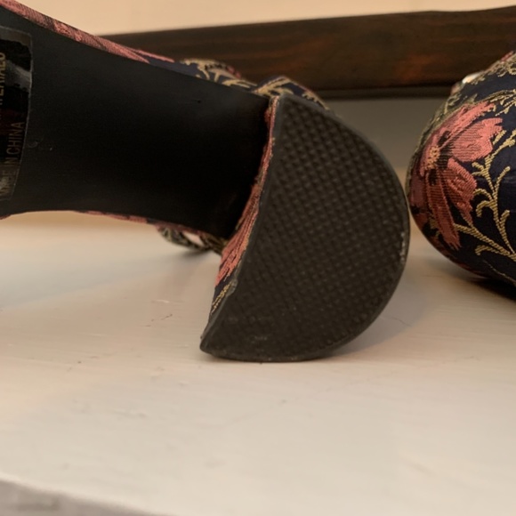 Quips floral strappy heels. Worn twice. Retail 85‎ - Picture 5 of 7